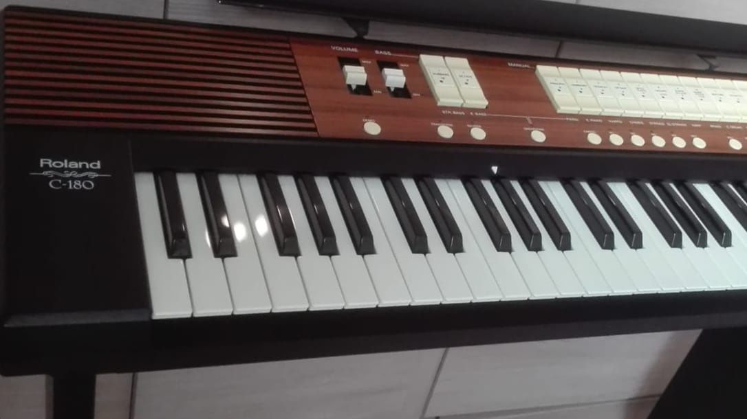 Roland C180 keyboard organy kościelne