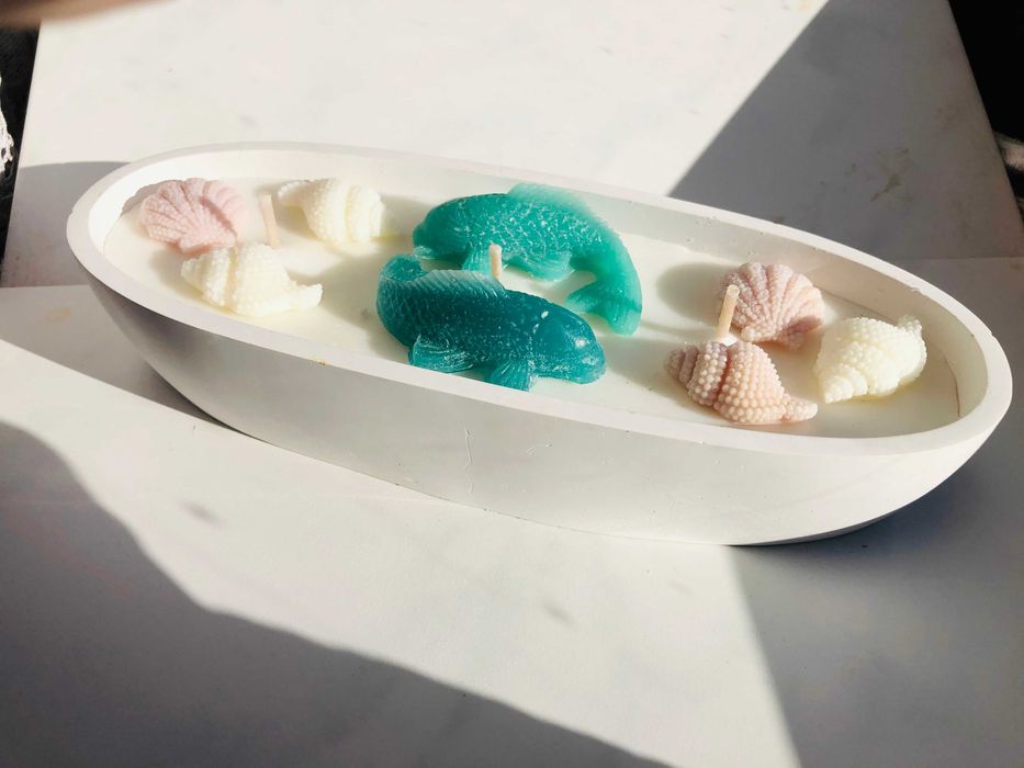 Świeca świeczka morska w dużym owalnym pojemniku rybki i muszelki