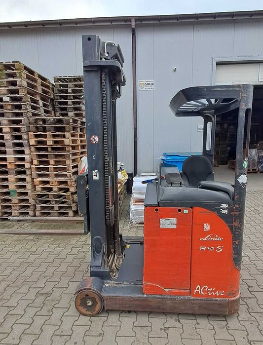 Wózek widłowy wysokiego składowania