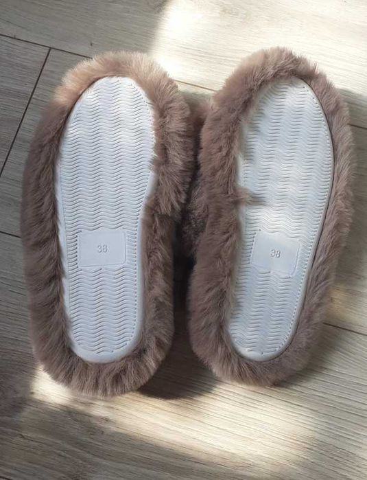 Śliczne futrzane puszyste kapcie klapki brązowe r 38