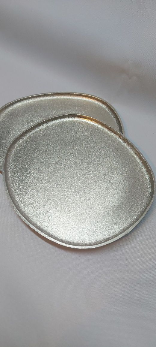 Zestaw ozdobnych metalowych talerzykow