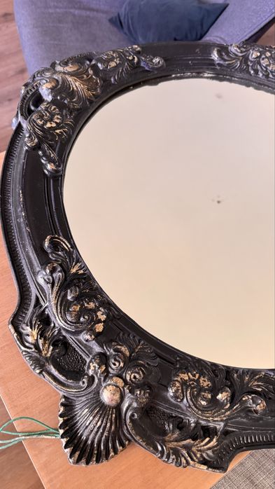 Кругле ретро вінтажне дзеркало в гипсовій рамі.