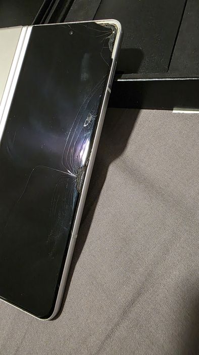 Samsung ZFold 3 com danos