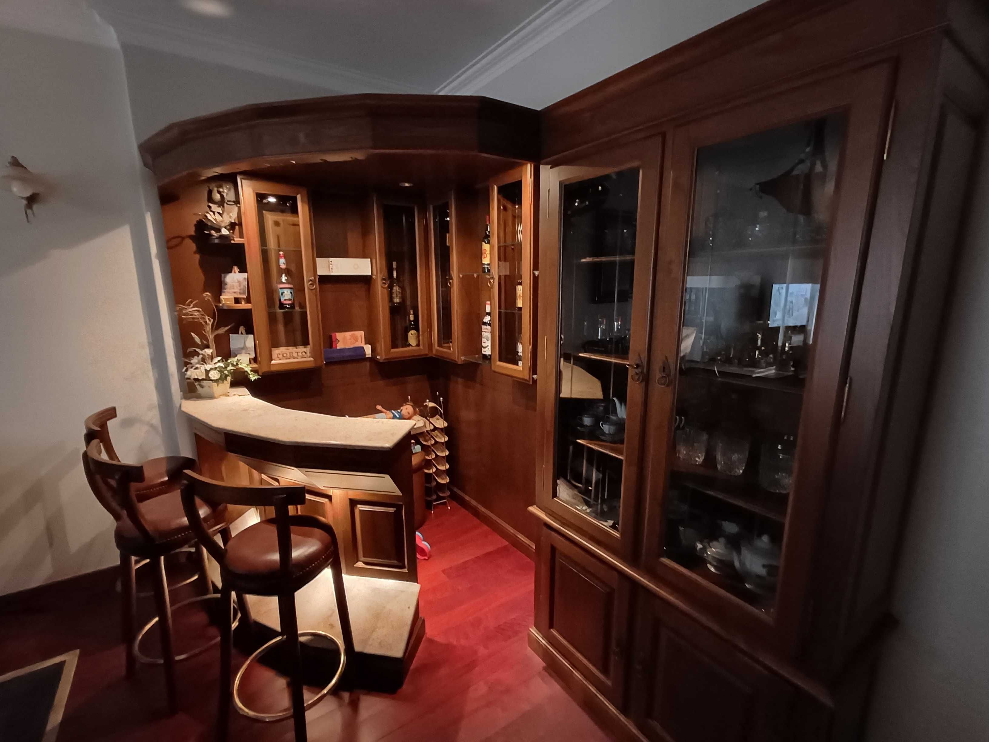 Bar de madeira maciça