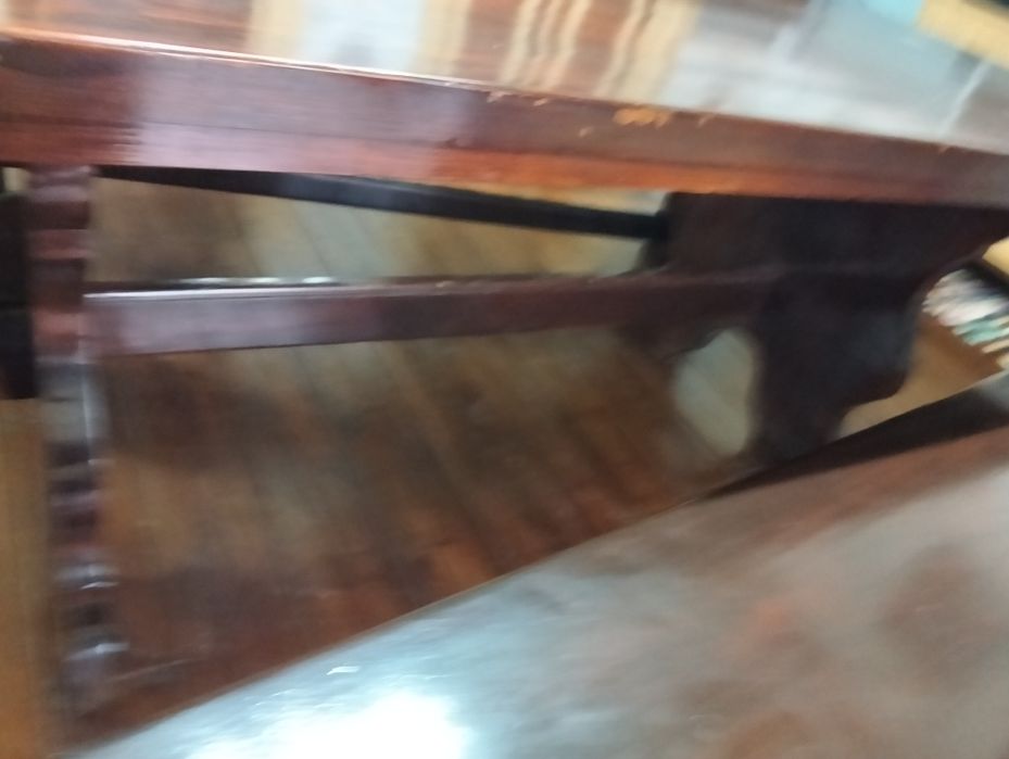 Mesa de madeira antiga com bancos corridos