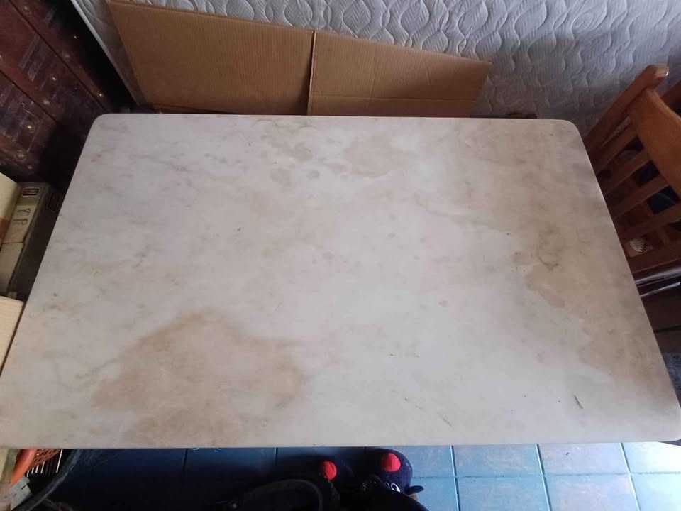 Mesa com tampo em pedra mármore