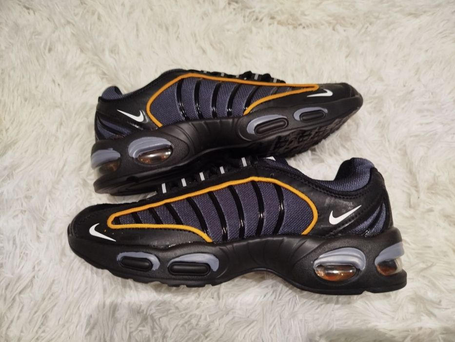 Nowe sportowe buty męskie.