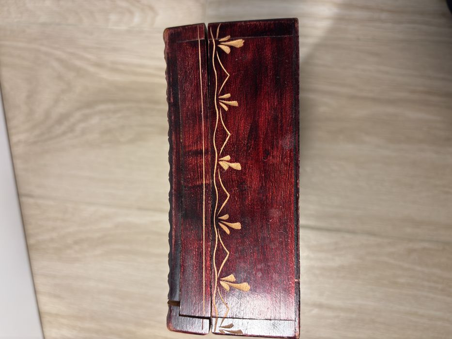 Drewniana szkatułka z ozdobnym grawerem, vintage