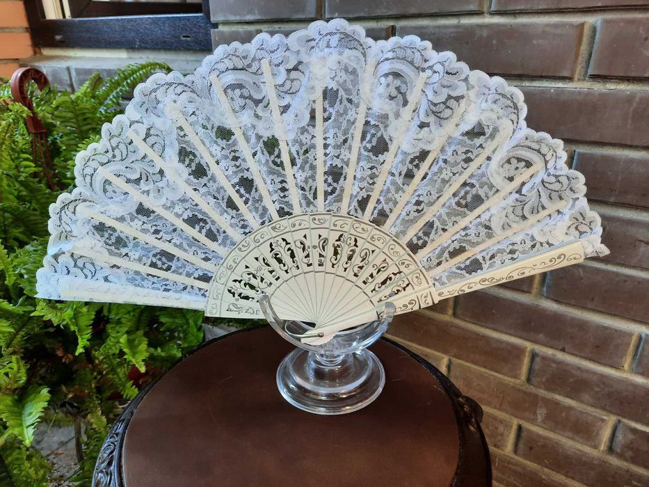 Білий та чорний іспанські віяла