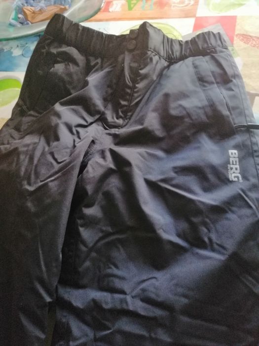 Calças para a neve novas e fato completo