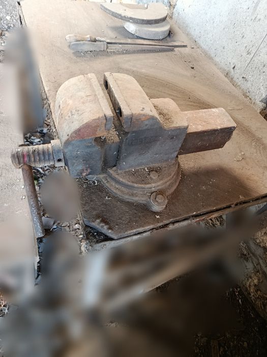 Продам тиски слесарные