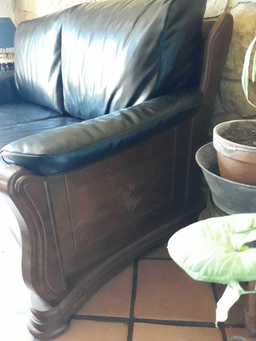 Sofá cama em madeira maciça e couro