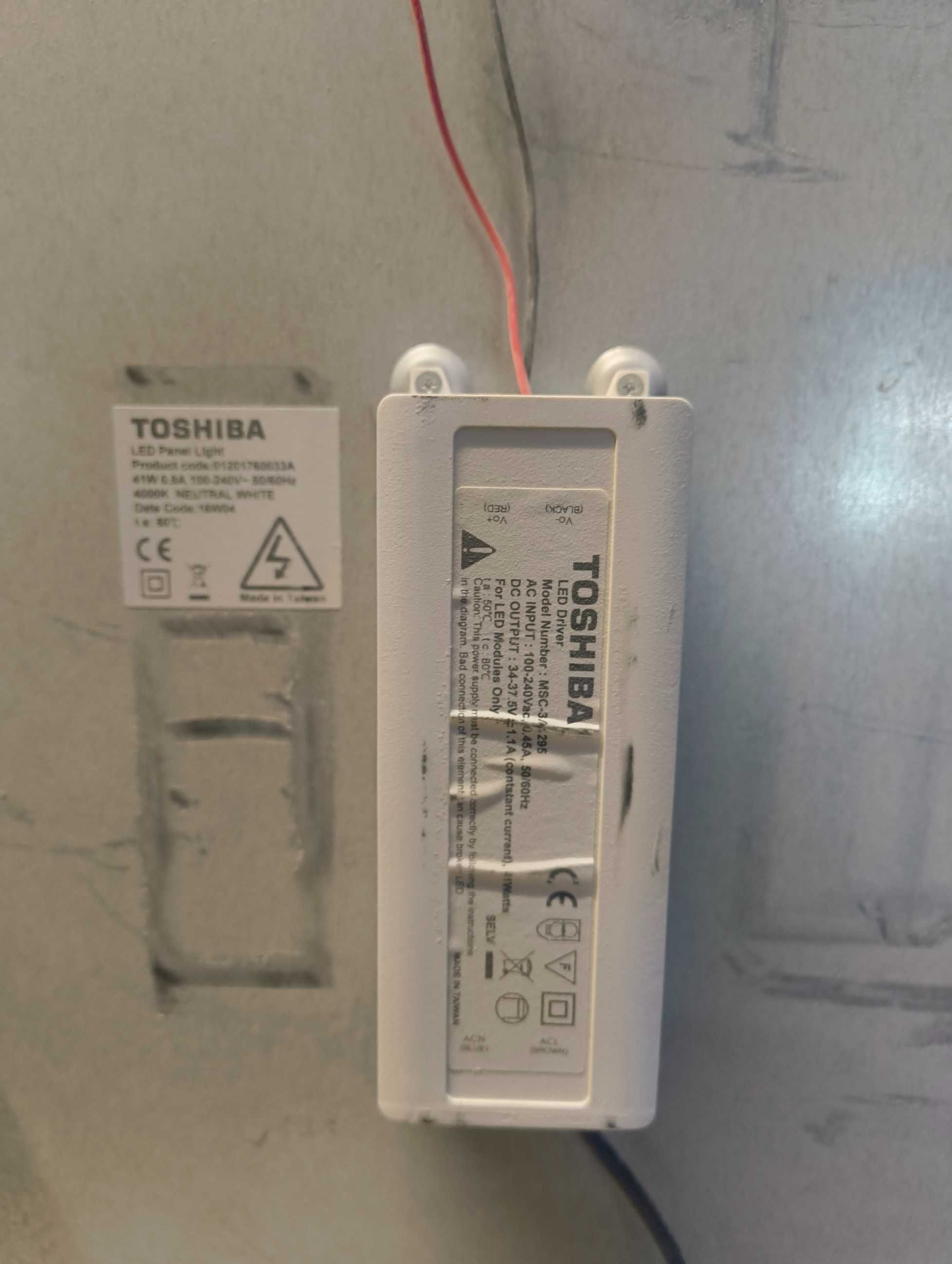 Panel oświetleniowy LED 60x60 firmy Toshiba.