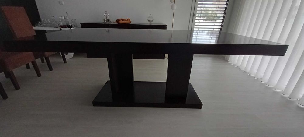 Aparador e mesa de jantar
