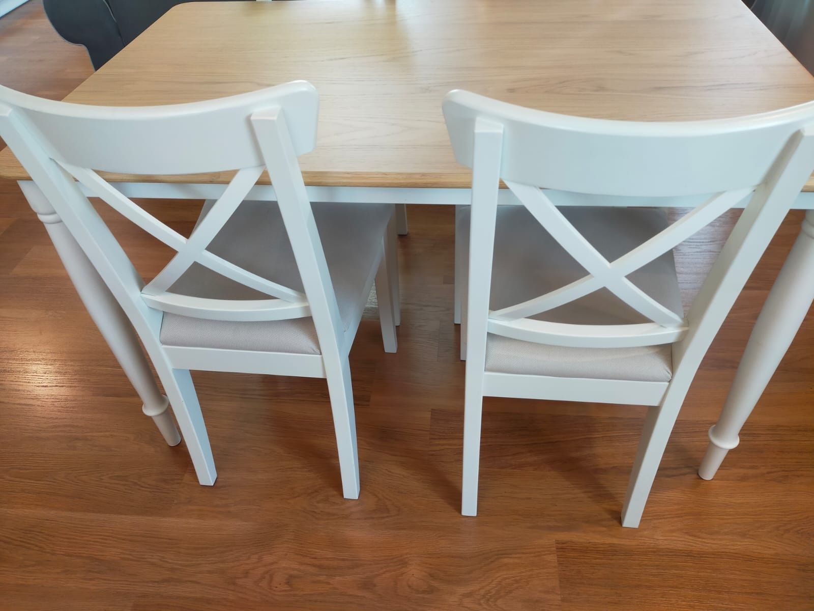 Idealny stół z krzesłami