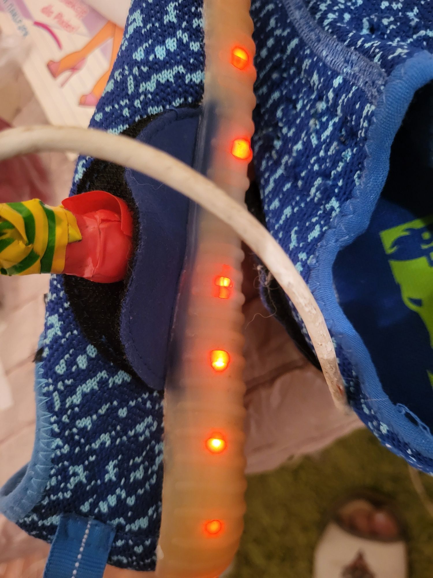 Buty świecące  na ładowarkę  cena 23zlotych ładowanie na kabel