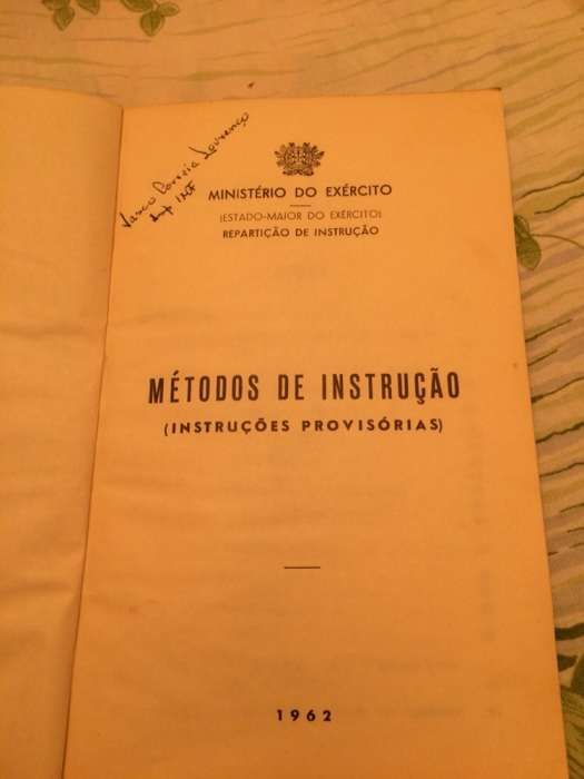 Vendo manuais antigos do exército