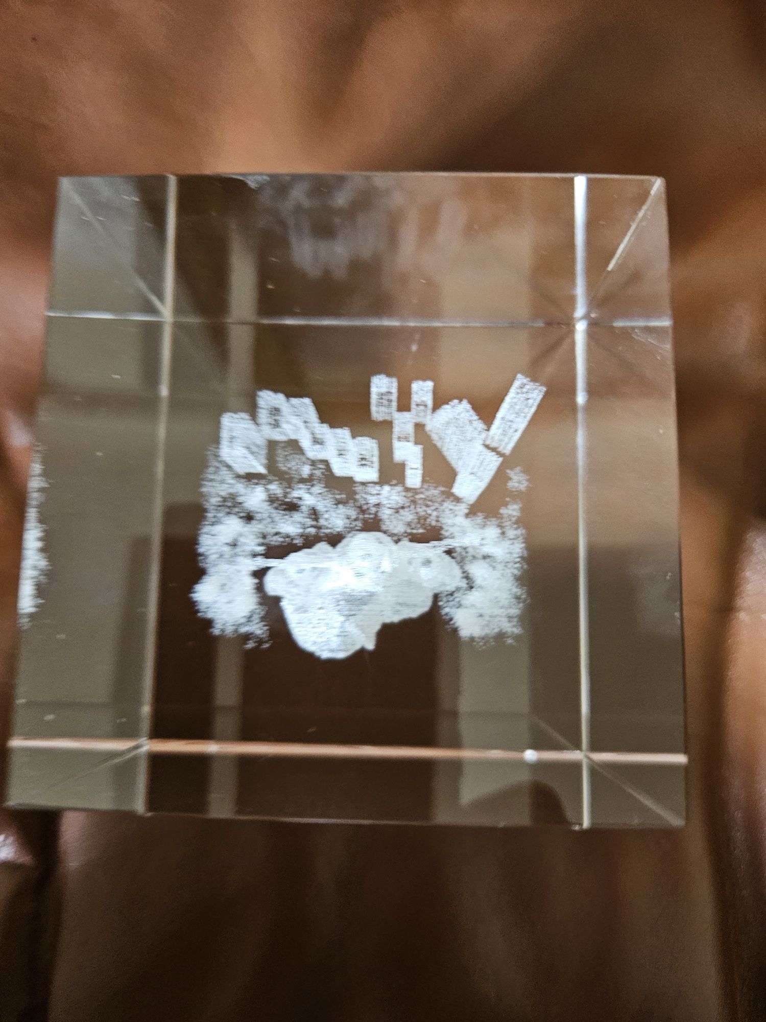Cubo em cristal transparente
