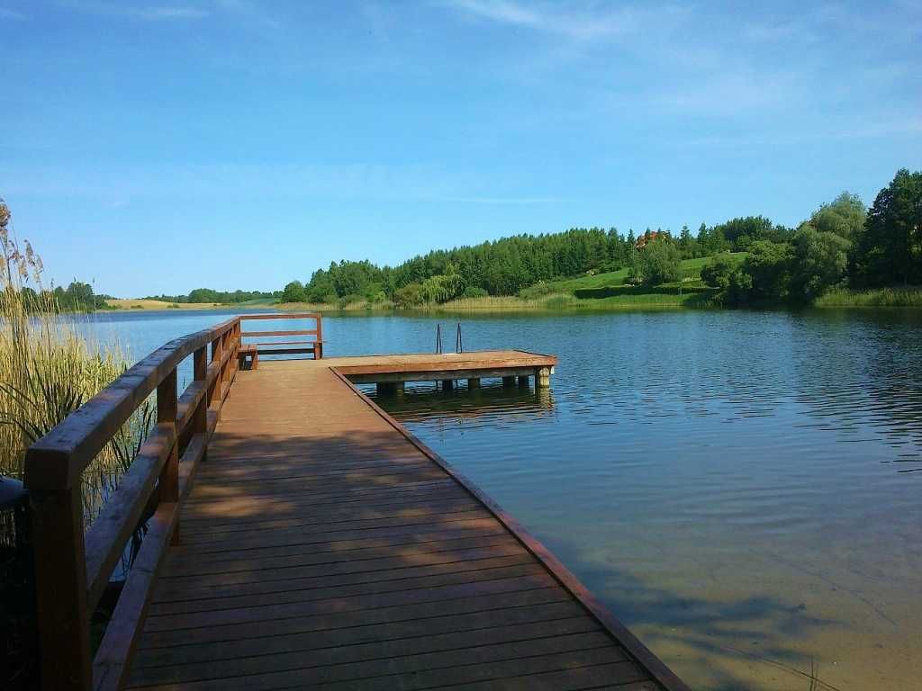 Widok na dwa jeziora. Zadrzewione zbocze góry 40 m od jeziora.