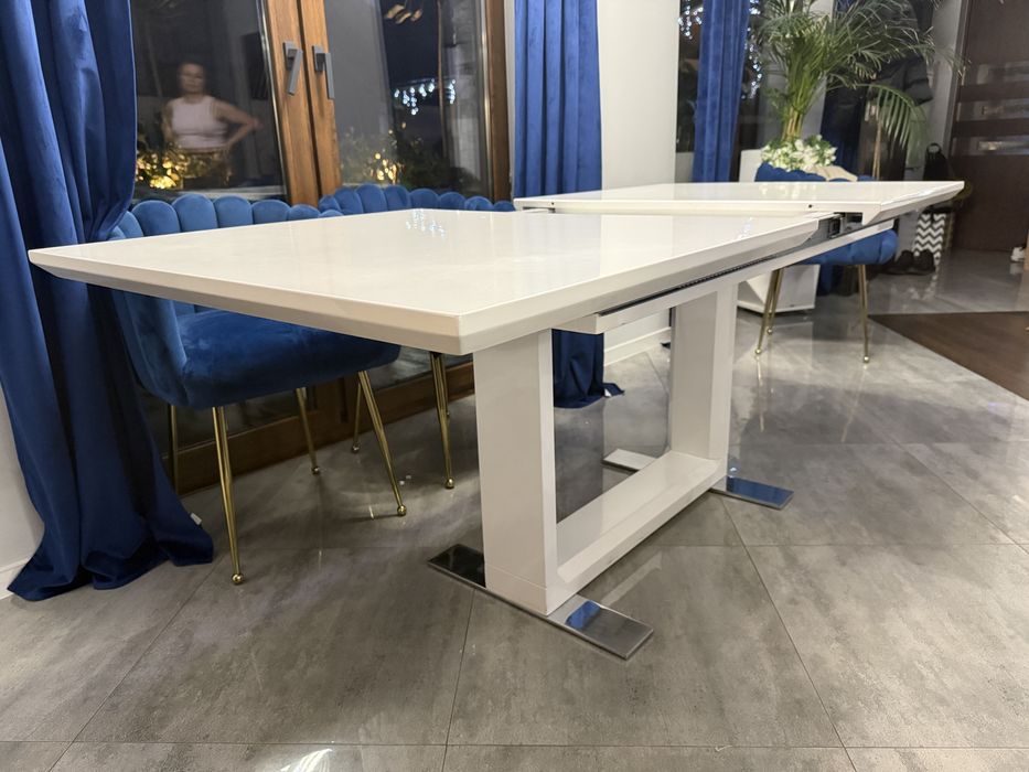 Stół lakierowany biały.