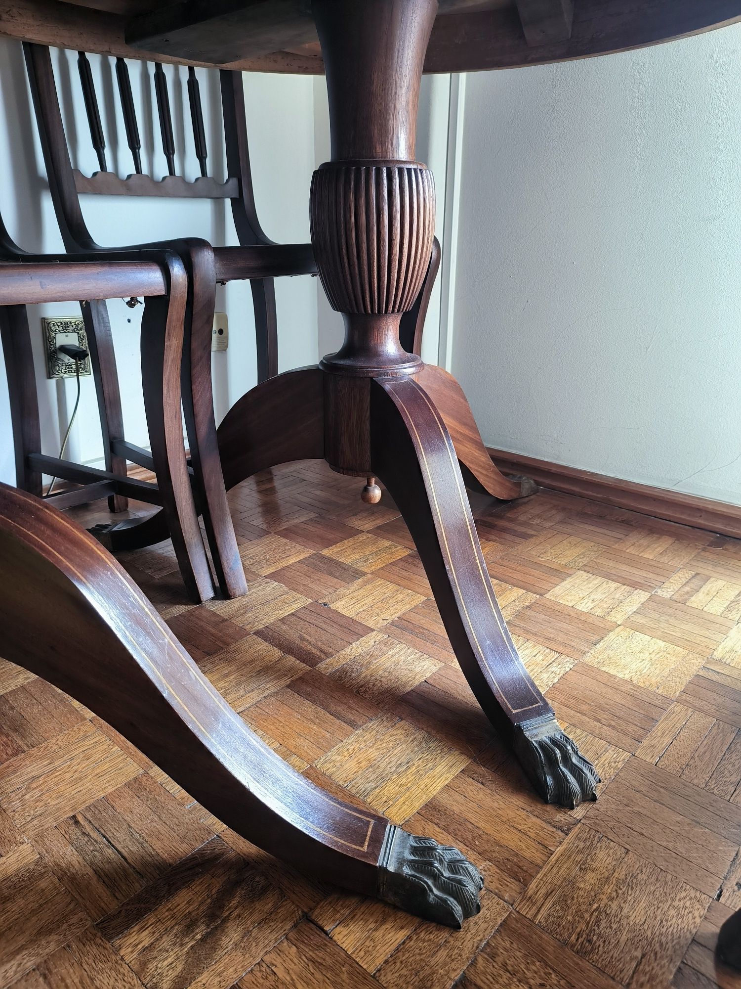 Mesa madeira estilo Inglês + 8 cadeiras em palhinha