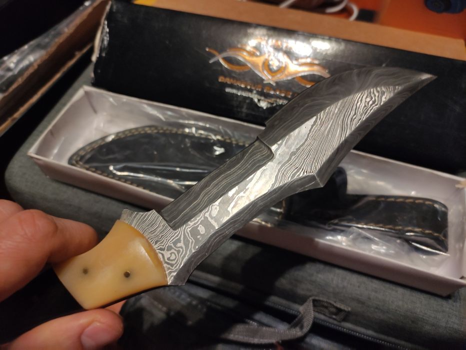 Nóż że stali damasceńskiej