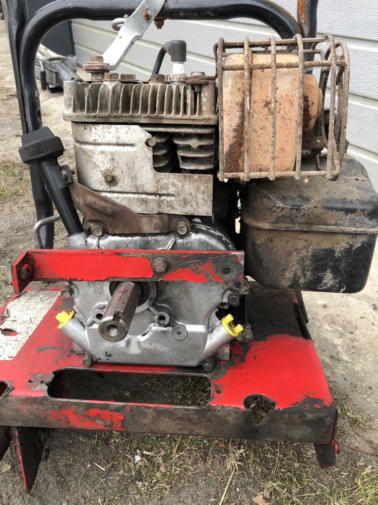 Silnik spalinowy Briggs &Stratton 5KM made in USA z poziomym wałem