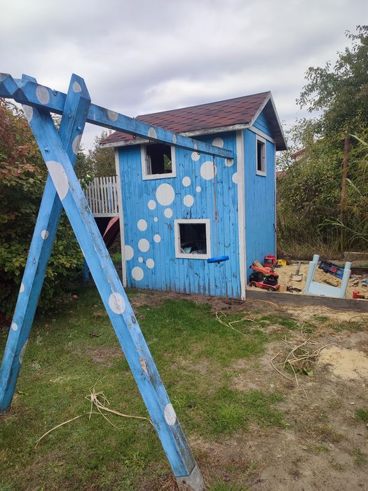Domek dziecięcy że zjeżdżalnią.