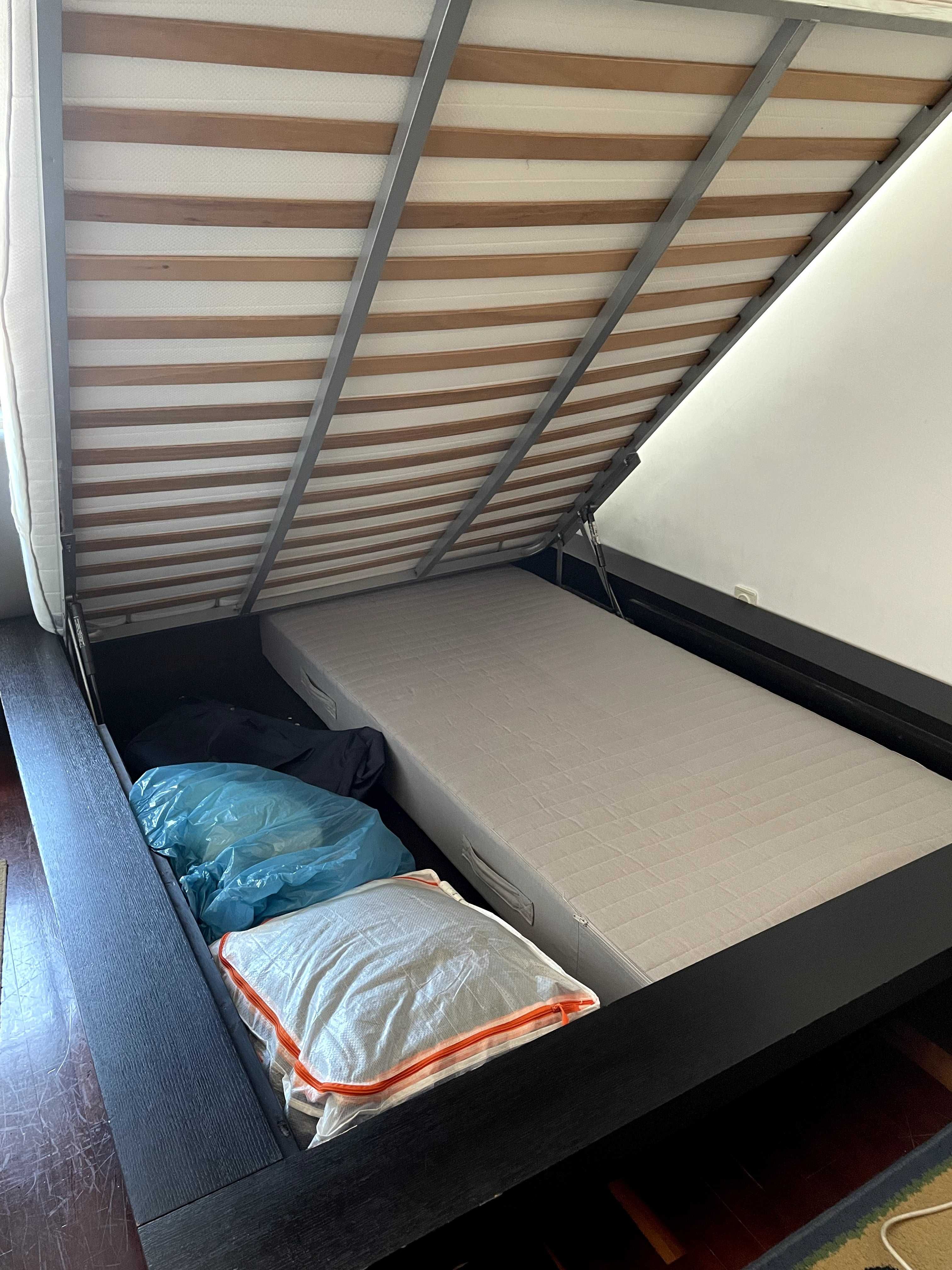 Cama de Casal + Colchão + Mesa de Cabeceira