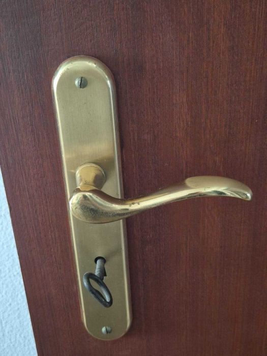 Porta de madeira para interiores 2,07 m x 59,50 cm em excelente estado