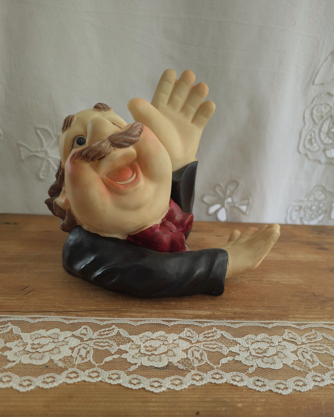 Stojak na wino kelner figurka z tworzywa na butelkę wina