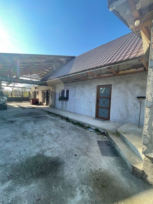 Продається будинок з земельною ділянкою.