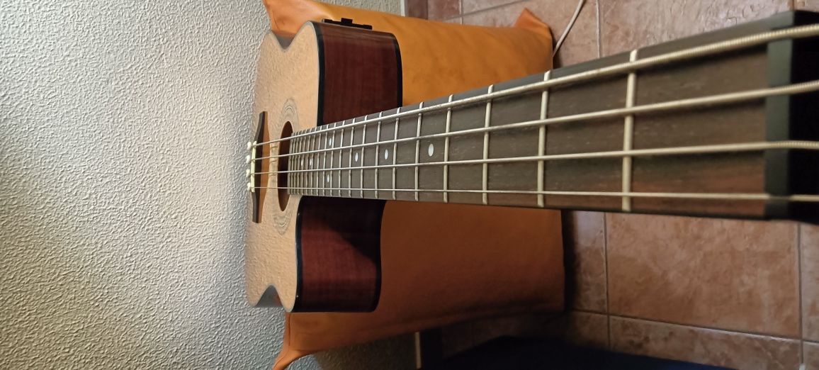 Baixo eletroacústico Fender ovation