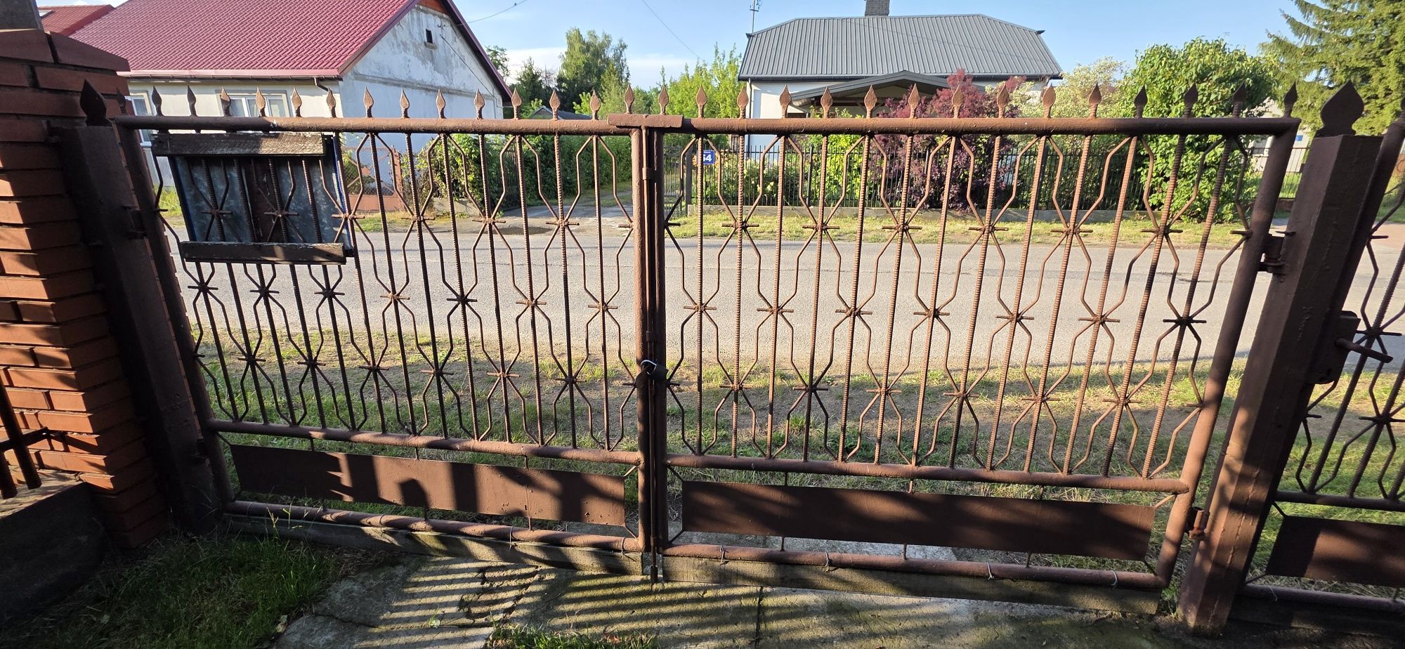 Brama wjazdowa dwuskrzydłowa wraz z furtką, oraz słupkami