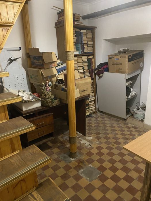 Потужне захищене підвальне приміщення (110 м²) ; вентиляція; санвузол;