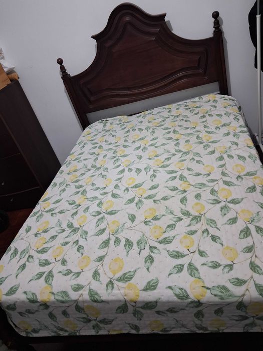 Cama de casal de madeira com colchão de molas de oferta.