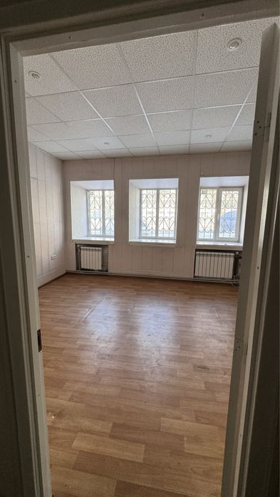 Здам житлові приміщення  площею 150 кв . Напроти  Буд. Академіі