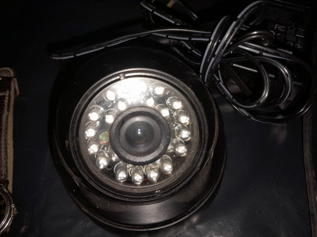 Kamera do monitoringu sprawna z podłączeniami..