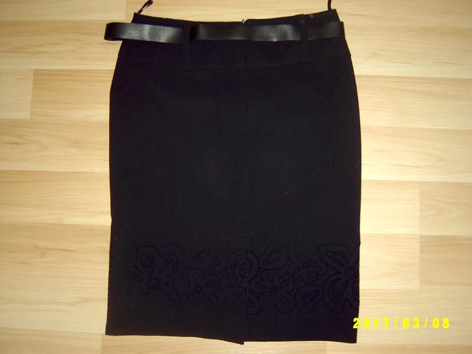 Spódnica czarna z paskiem i czarnym wzorem na dole.