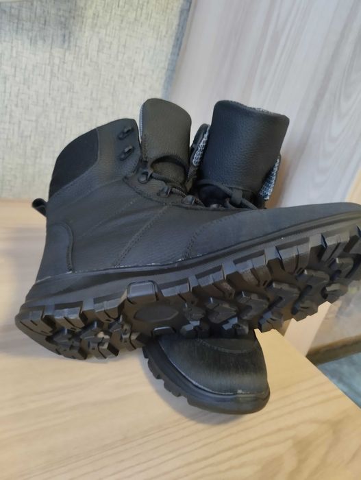 Берці чорні зимові шкіряні  нові  43 і 42  розмір