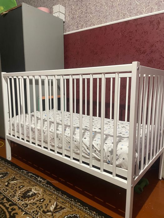 Дитяче деревʼяне ліжечко