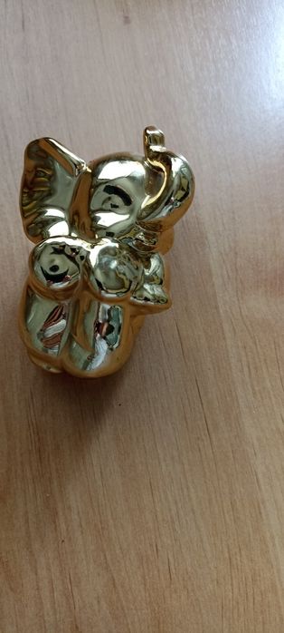 Słonik w kolorze zlotawym