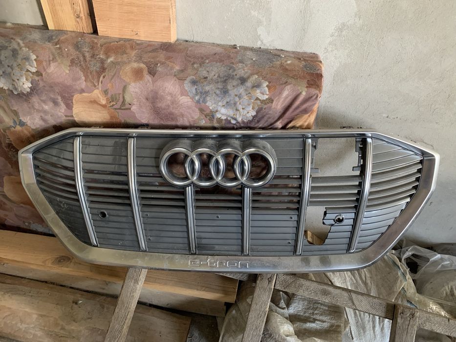 Решітка Audi E-tron 4KE853651