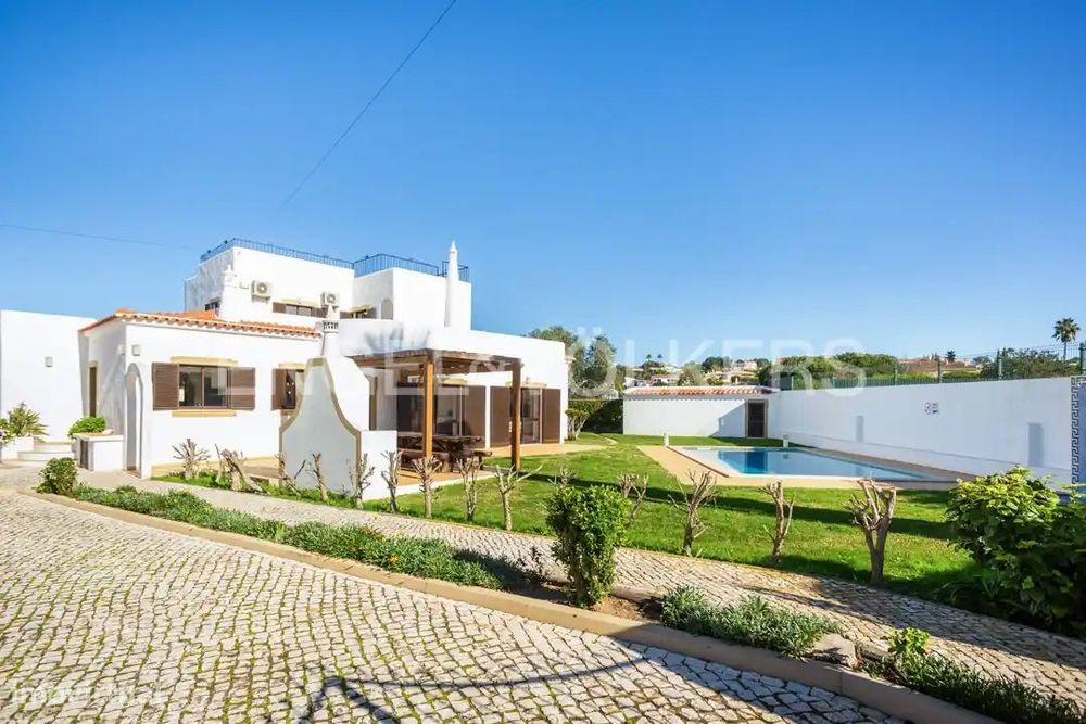 Moradia V5 com jardim e piscina perto da Galé