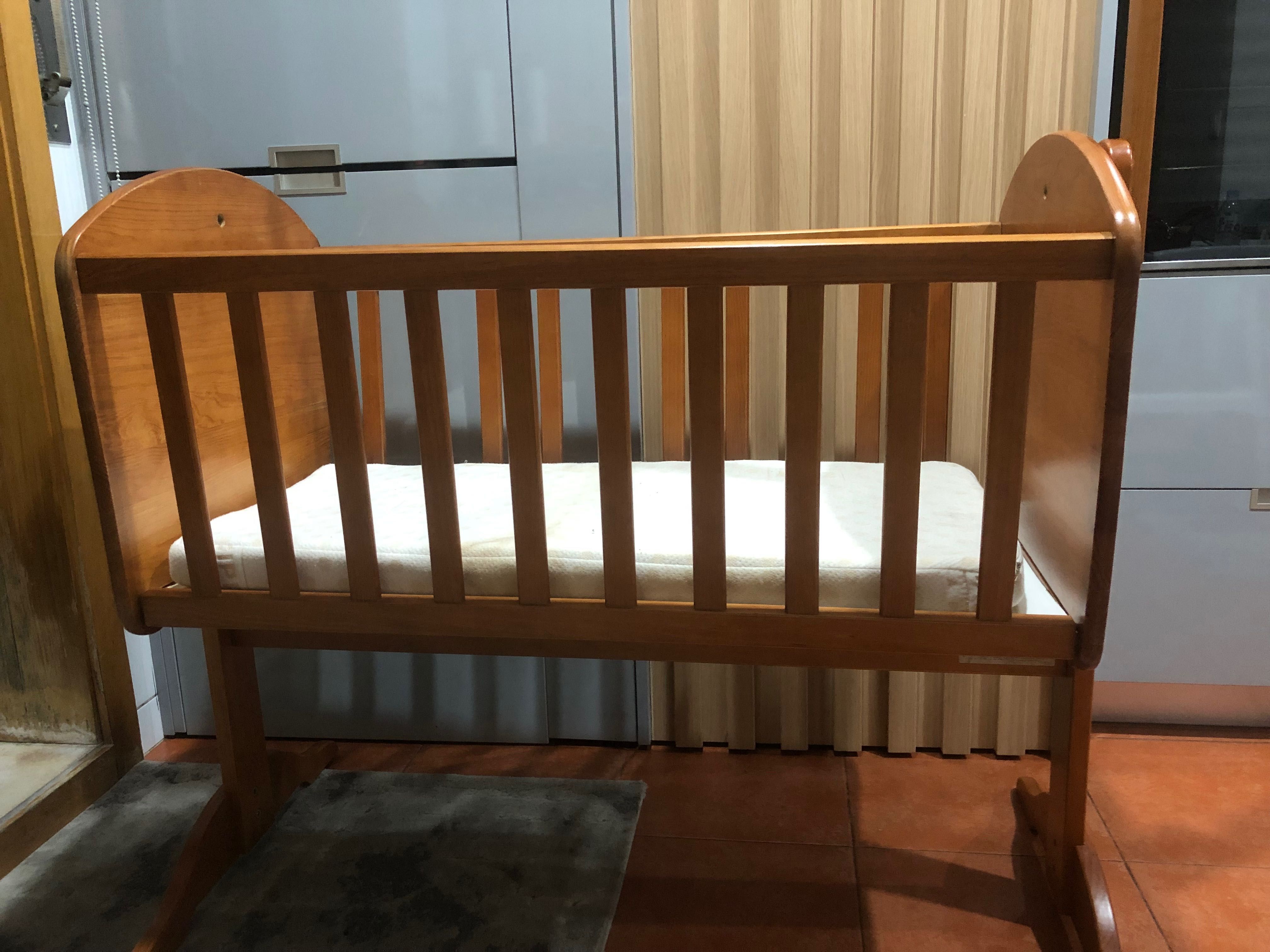 Berço/cama bebé que baloiça