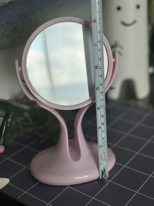 Różowe lusterko w stylu retro – obrotowe, uroczy design
