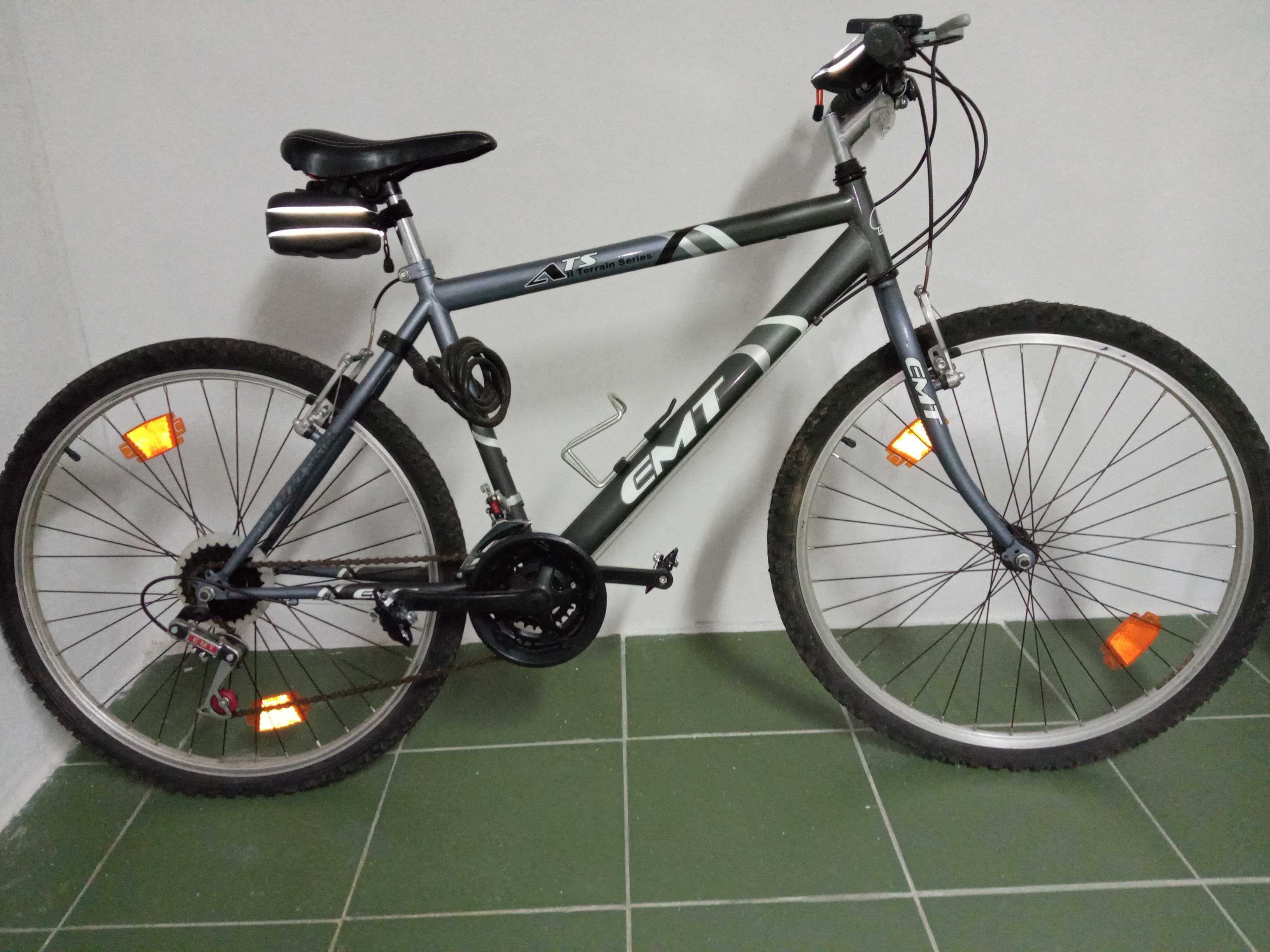 Bikes uma nova e outra com pouco uso