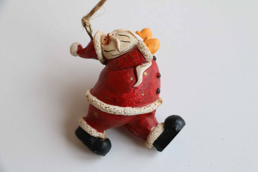 новорічні іграшки на ялинку нові