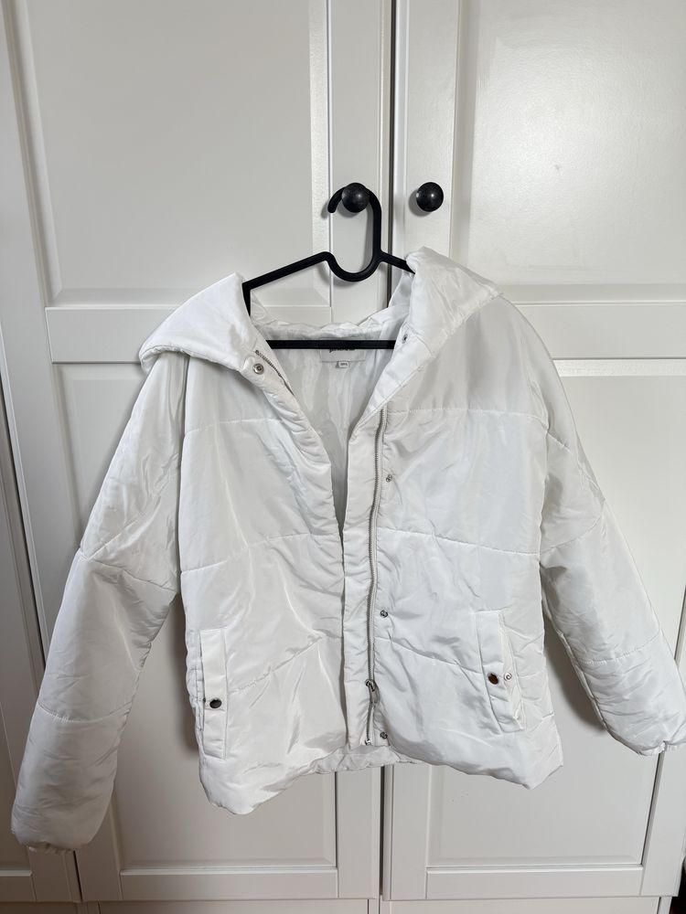 Biała kurtka z kapturem puffer jacket puchowa Stradivarius S