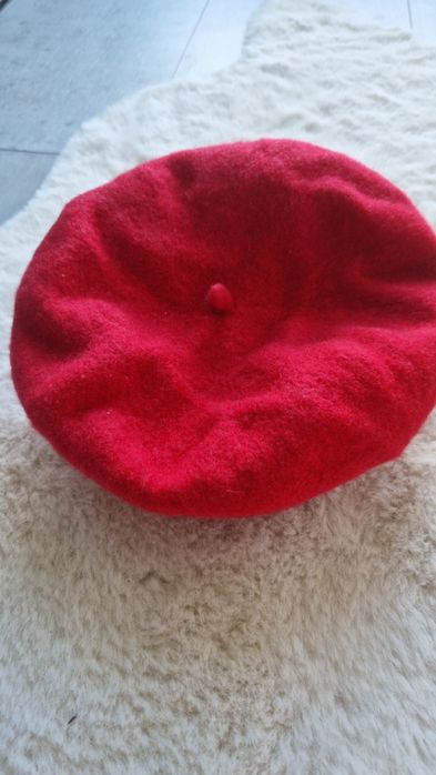 Klasyczny czerwony beret